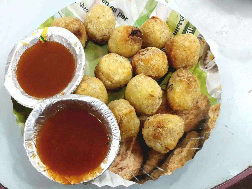 buff vadaa| daal vada| chutney| plate of vadaa| das khaman| khaman| farali food