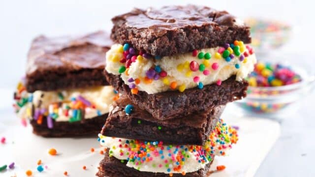 looking back at the famous food trends| Ice-cream sandwich